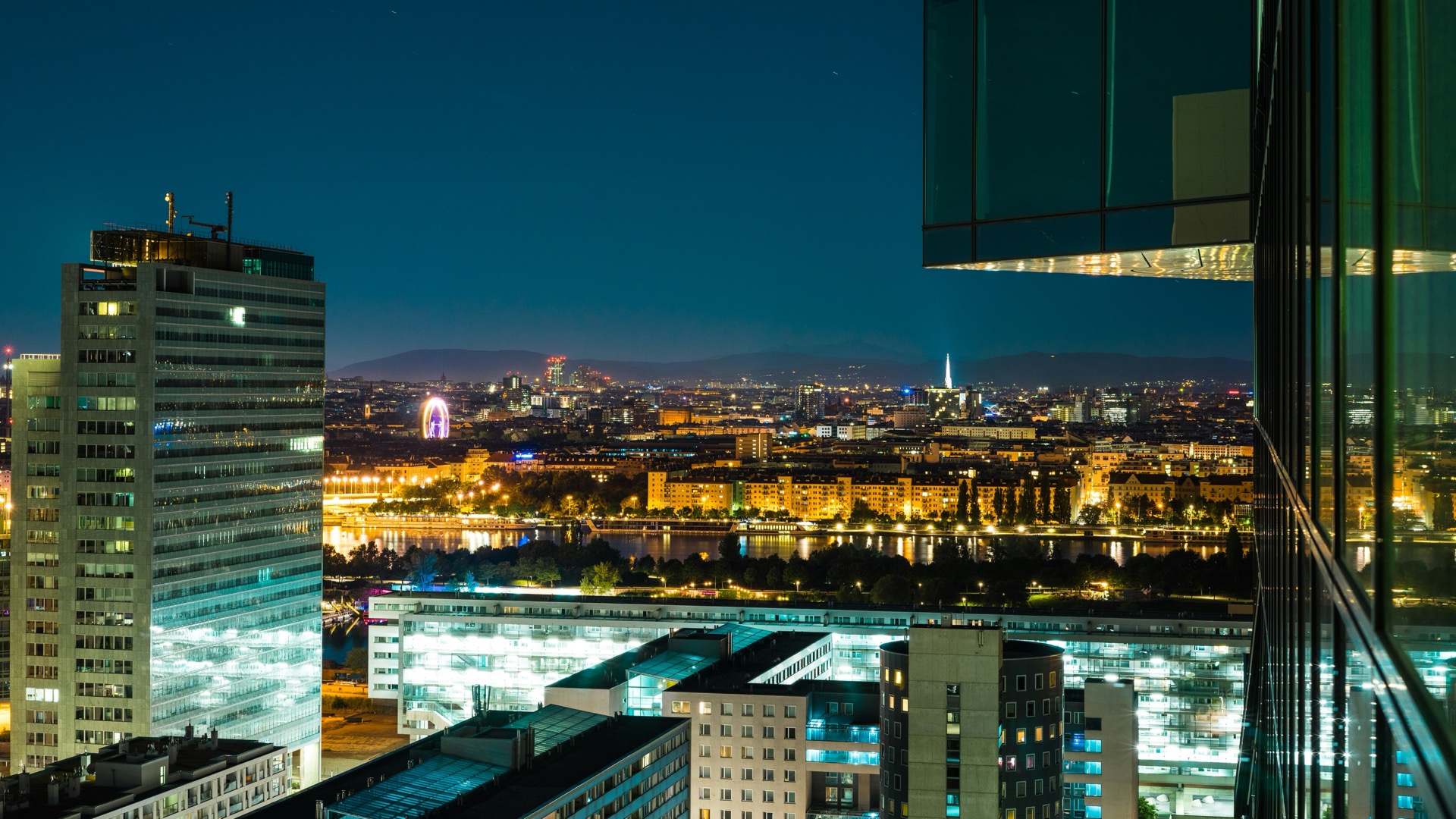 Luftaufnahme einer urbanen Stadtsilhouette bei Nacht