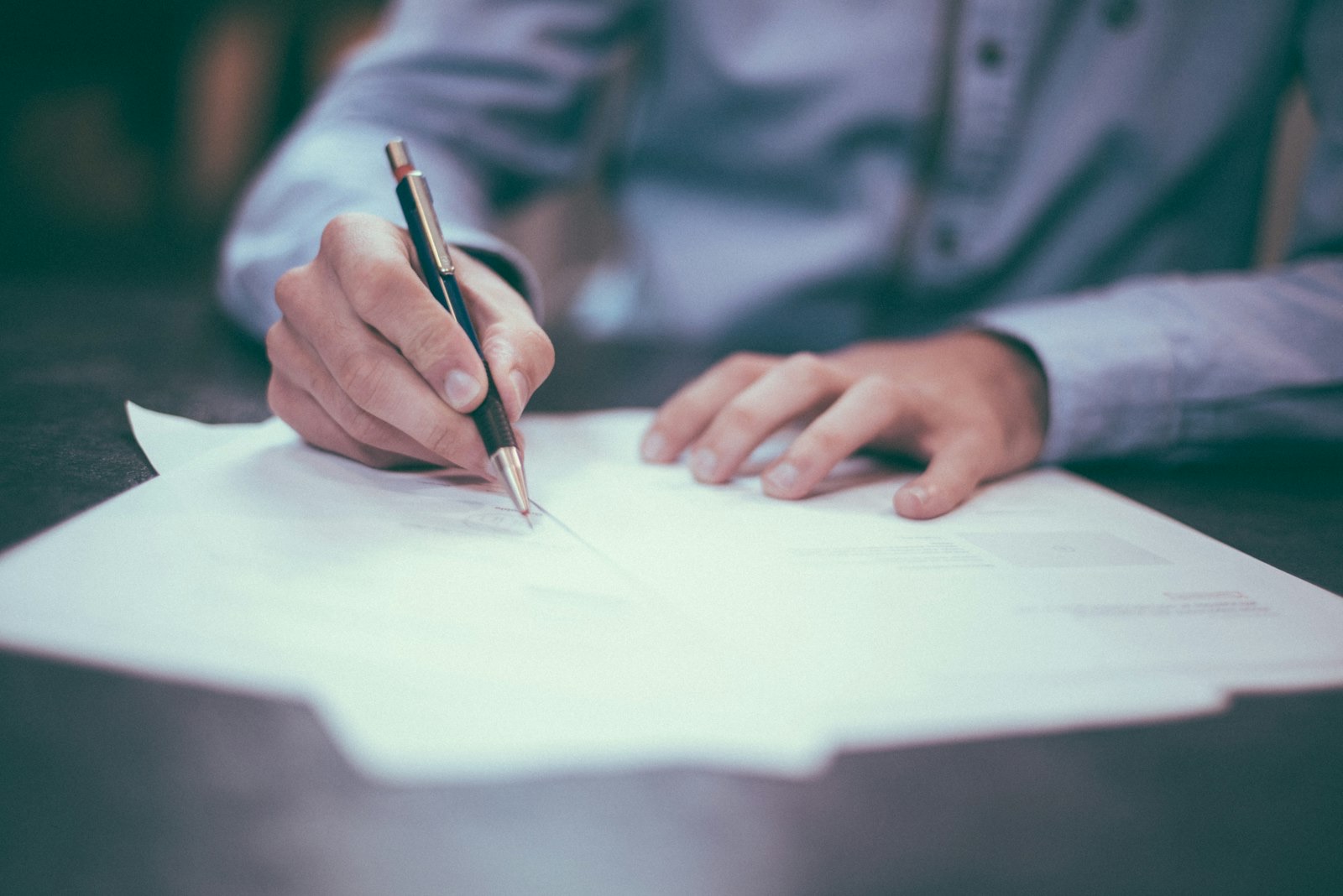 Analyse und Detektivdienst — Dokumentenprüfung und diskrete Ermittlungsarbeit
