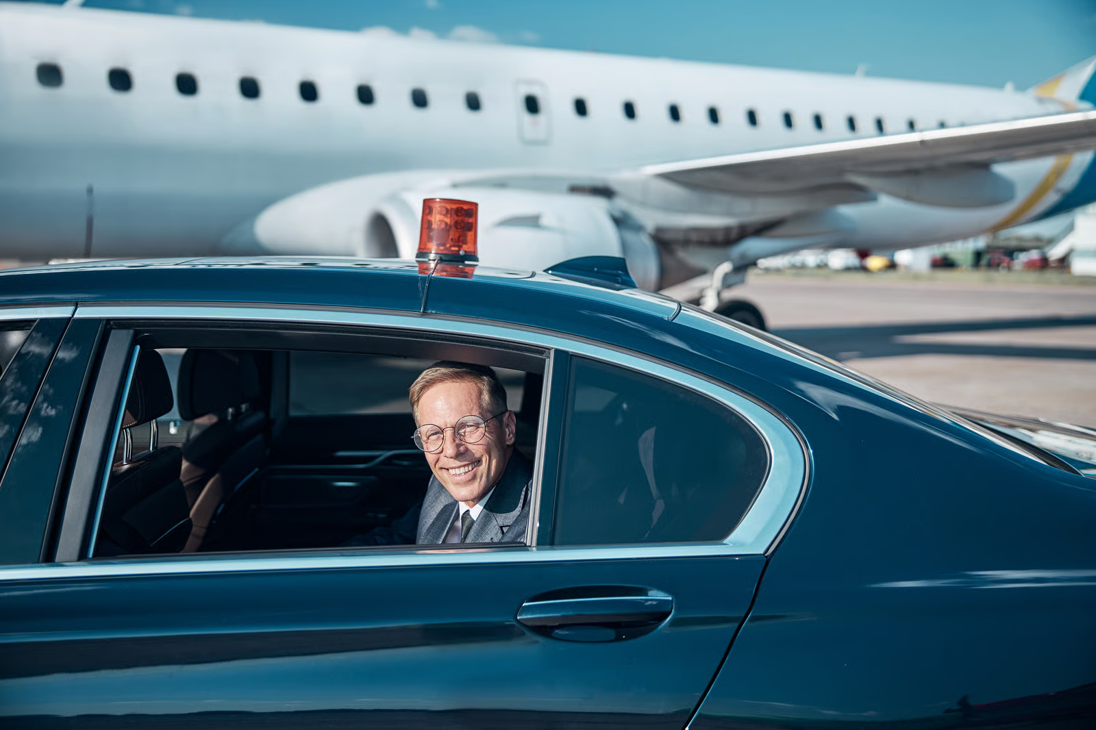 Chauffeurservice — Geschäftsmann in Luxuslimousine am Flughafen