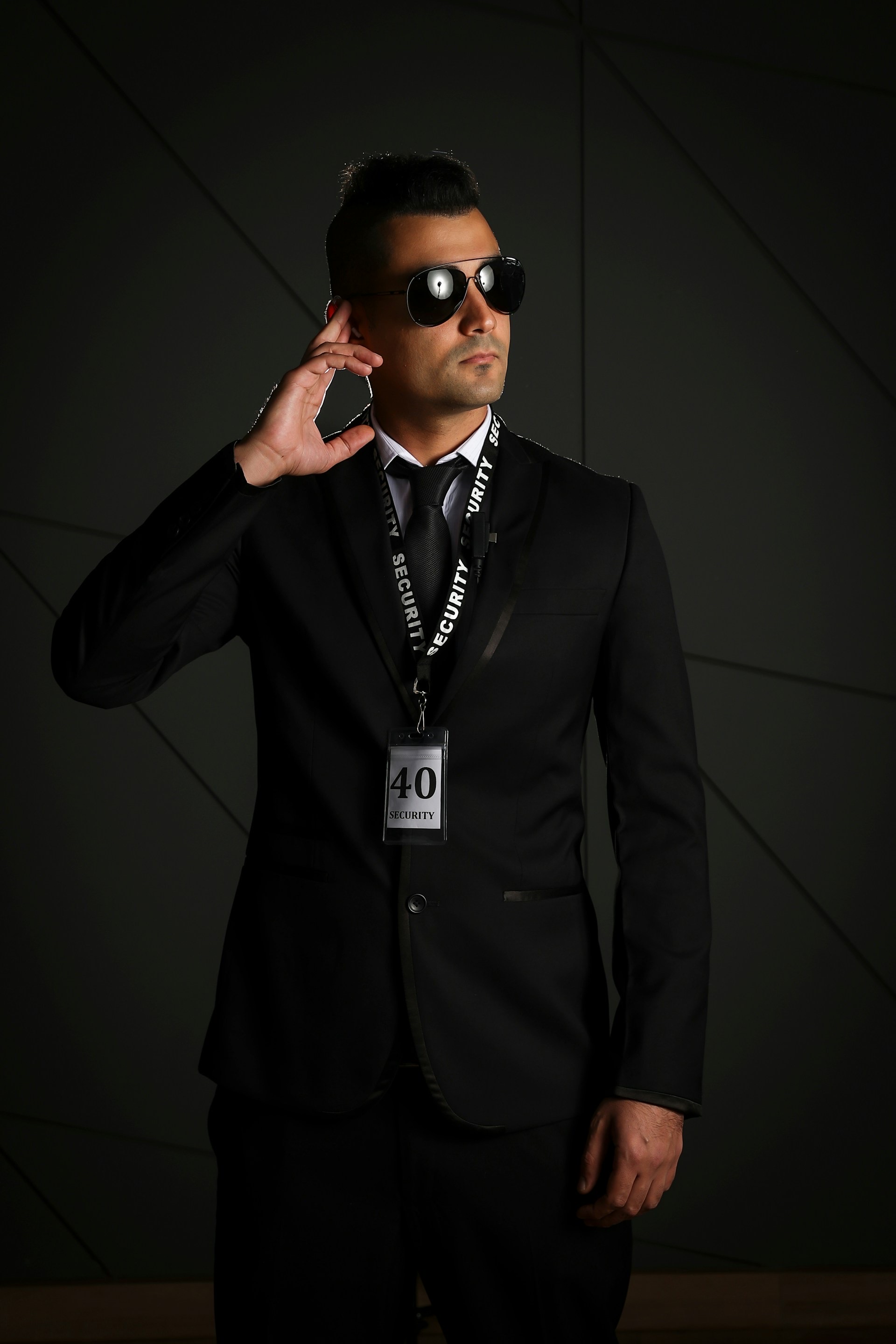 Personenschutz — professioneller Bodyguard im Anzug mit Headset