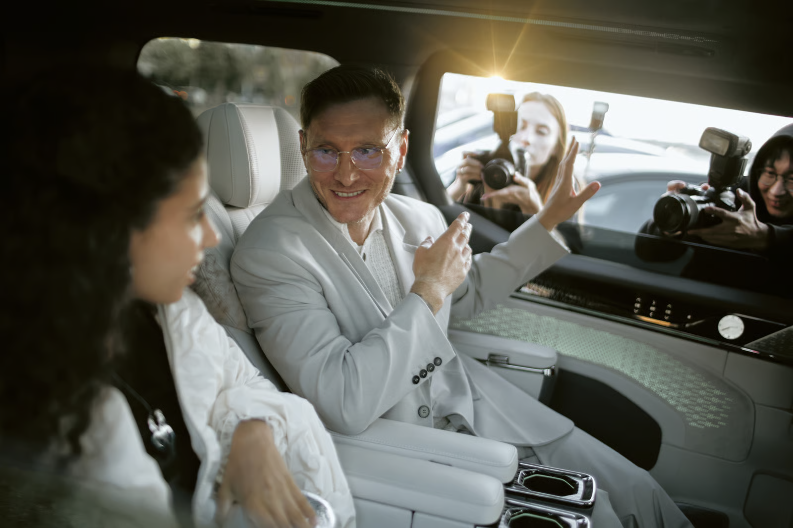 VIP Service — diskreter VIP-Schutz, Prominente im Auto vor Paparazzi